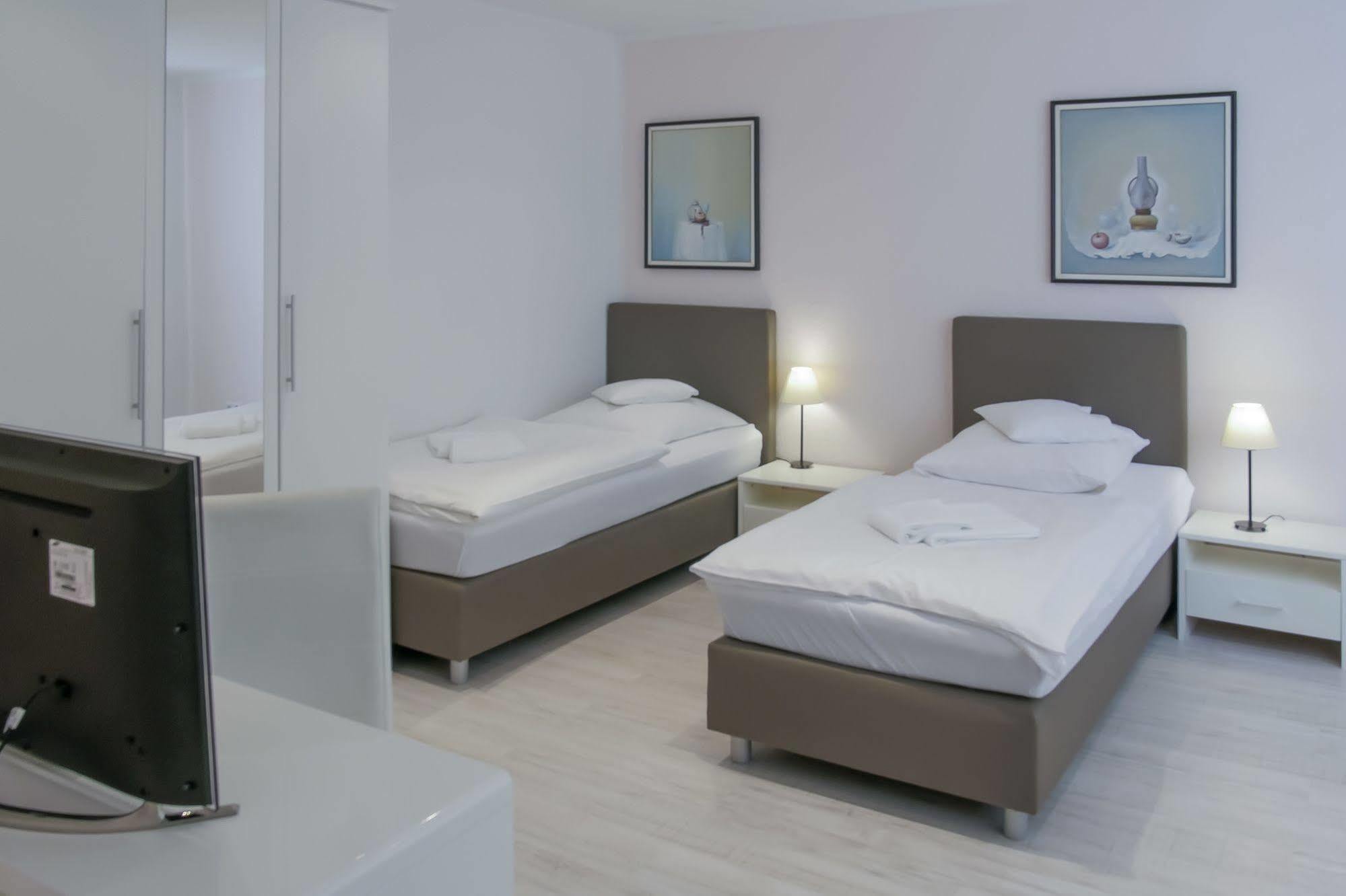 Pension Donau Grill Hannover Esterno foto